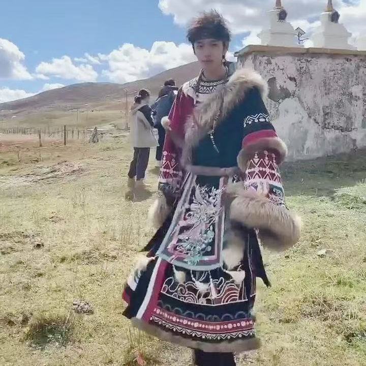 Túnica tibetana bordada clásic - Photography Of A Man reseña y precio